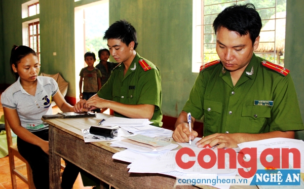 Công an huyện Con Cuông vào tận bản làm thủ tục cấp CMND cho bà con dân tộc Đan Lai