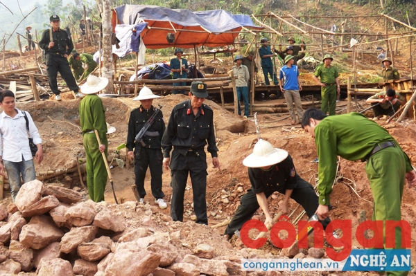 Cảnh sát Môi trường Công an Nghệ An phối hợp truy quét tình trạng khai thác vàng trái phép tại xã Cắm Muộn, huyện Quế Phong