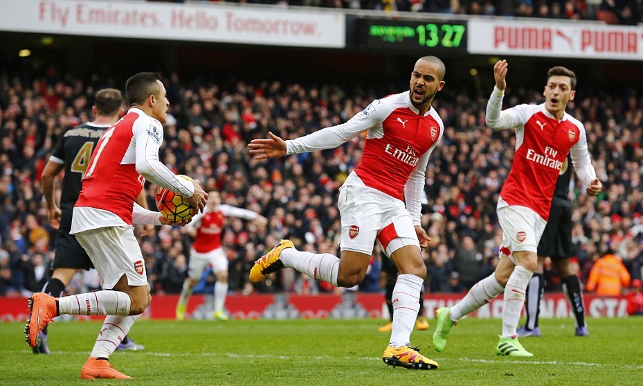 Theo Walcott gỡ hòa phút 70