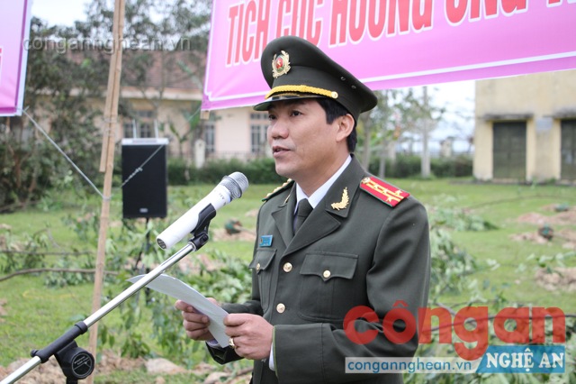 Đồng chí Đại tá Lê Khắc Thuyết - Phó Giám đốc Công an tỉnh,phát động Tết trồng cây năm 2016