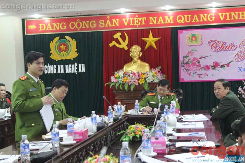 Thượng tá Nguyễn Văn Hải, Phó Giám đốc Công an Nghệ An báo cáo một số thành tích tiêu biểu của Công an Nghệ An dịp Tết