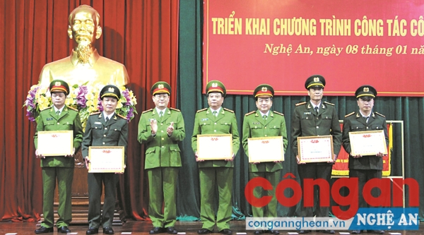 Đại tá Trần Sỹ Phàng, Giám thị Trại Tạm giam Công an tỉnh (ngoài cùng bên trái) đón nhận danh hiệu “Đơn vị Quyết thắng”