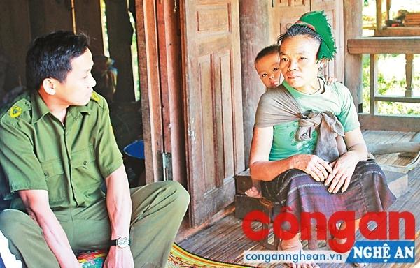  Công an xã Hạnh Dịch đến nhà động viên, chia sẻ cùng gia đình chị Lô Thị Tuyết