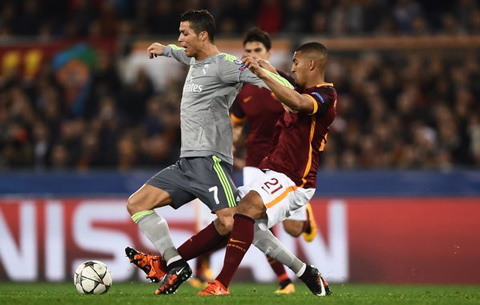 Real gặp nhiều khó khăn trước lối chơi tử thủ của Roma trong hiệp 1