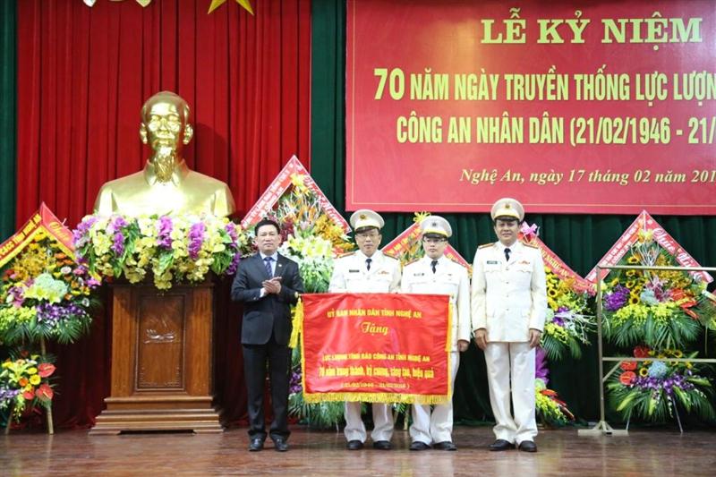 Đồng chí Hồ Đức Phớc, Uỷ viên trung ương Đảng, Bí thư tỉnh uỷ tặng bức trướng cho phòng Tình báo CANA