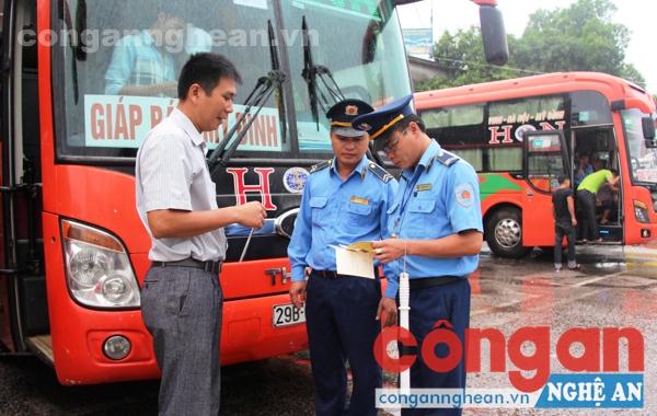 Lực lượng Thanh tra giao thông kiểm tra điều kiện đảm bảo trật tự ATGT của xe khách trước lúc xuất bến