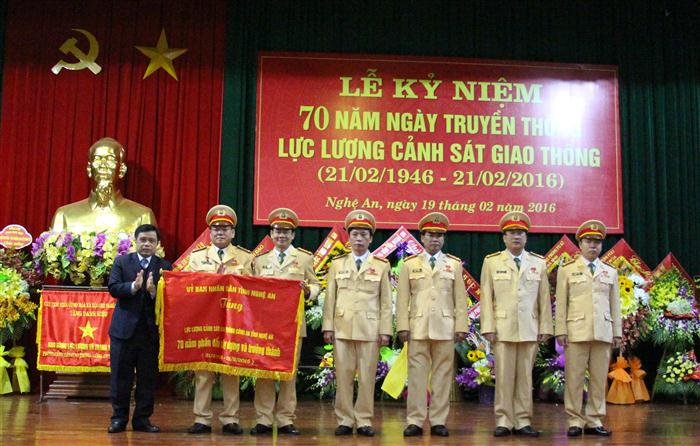 Đồng chí Huỳnh Thanh Điền- Phó Chủ tịch UBND tỉnh trao bức trướng cho Phòng Cảnh sát giao thông đường bộ - đường sắt và trao thưởng cho các cá nhân đạt thành tích xuất sắc.