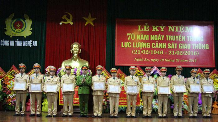 Đồng chí Đại tá Nguyễn Hữu Cầu- Uỷ viên BTV Tỉnh uỷ, Giám đốc Công an tỉnh trao thưởng cho các cá nhân xuất sắc