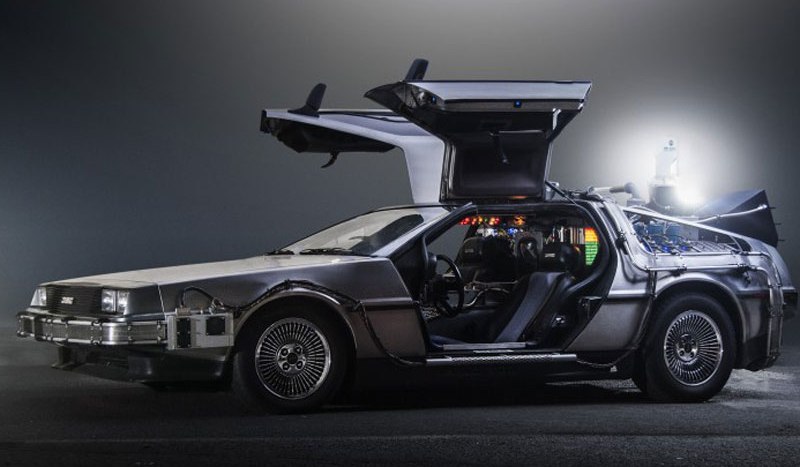  15. 1981 DeLorean DMC-12 trong phim Back to the Future (1985).