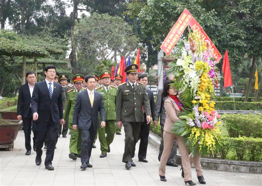 Đồng chí Đại tướng Trần Đại Quang, Uỷ viên Bộ Chính trị, Bộ trưởng Bộ Công an dâng hoa tại Khu di tích Kim Liên