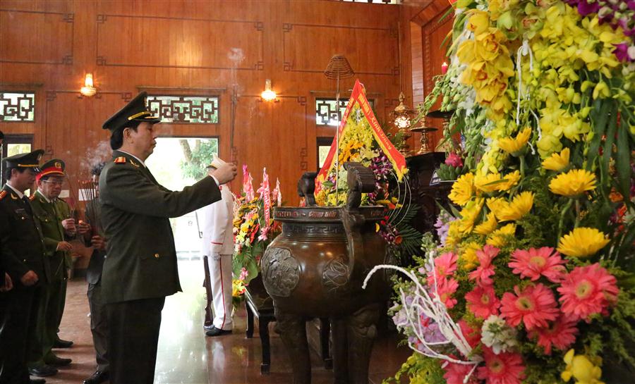 Đồng chí Đại tướng Trần Đại Quang, Uỷ viên Bộ Chính trị, Bộ trưởng Bộ Công an dâng hoa, dâng hương tại Khu di tích Kim Liên