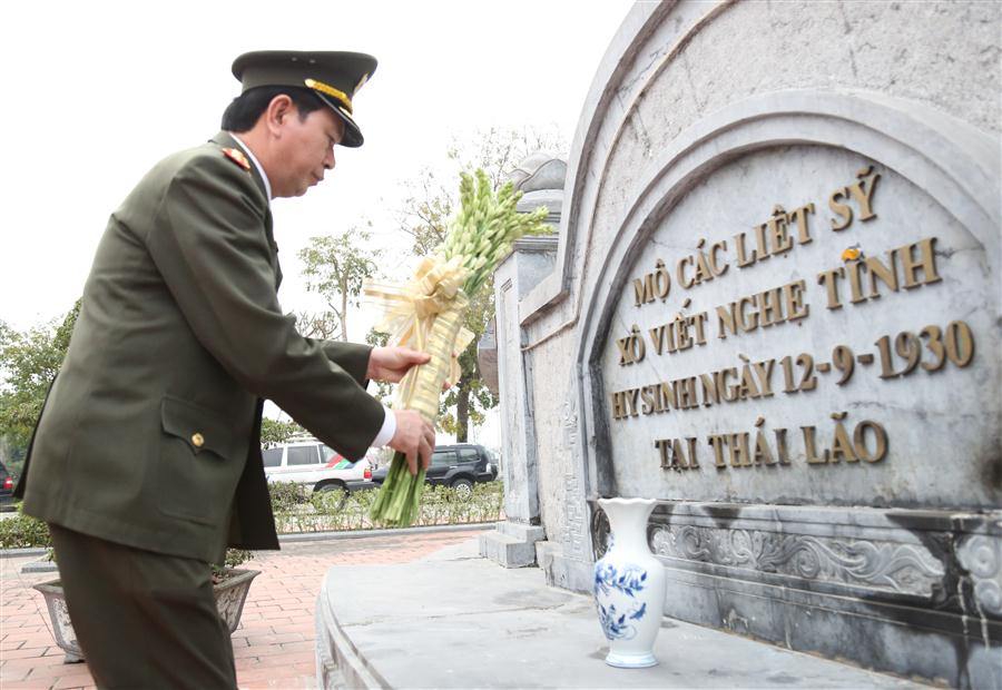 Đồng chí Đại tướng Trần Đại Quang, Uỷ viên Bộ Chính trị, Bộ trưởng Bộ Công an dâng hoa tại Khu di tích Kim Liên