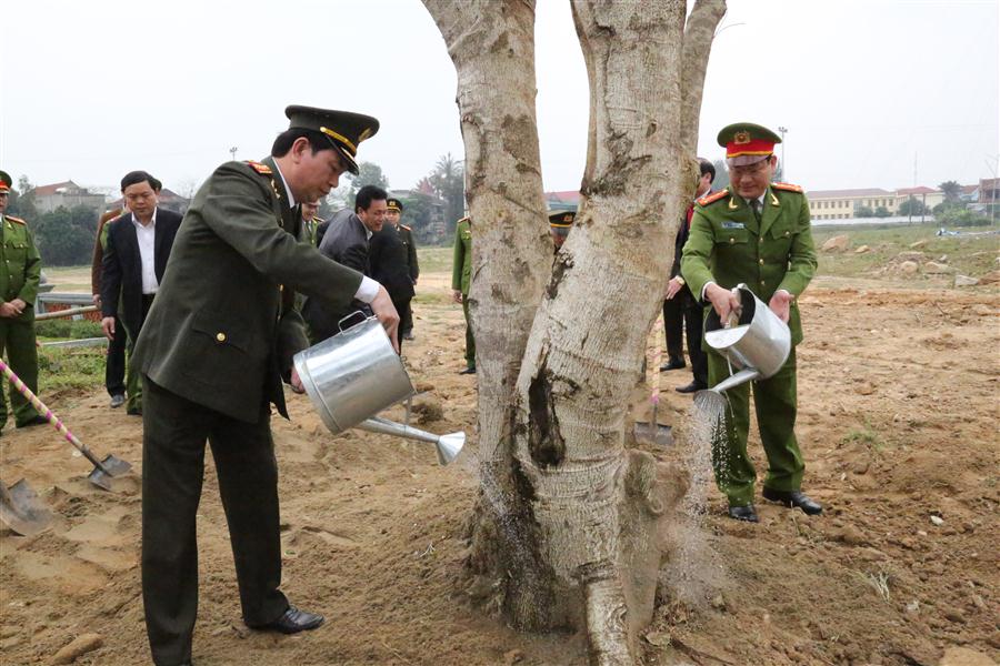 Đồng chí Đại tướng Trần Đại Quang, Uỷ viên Bộ Chính trị, Bộ trưởng Bộ Công an cùng đoàn trông cây lưu niệm tại Khu di tích lịch sử Xô Viết Nghệ Tĩnh