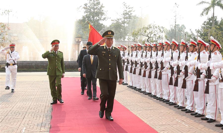 Đồng chí Đại tướng Trần Đại Quang, Uỷ viên Bộ Chính trị, Bộ trưởng Bộ Công an duyệt đội danh dự Công an Nghệ An