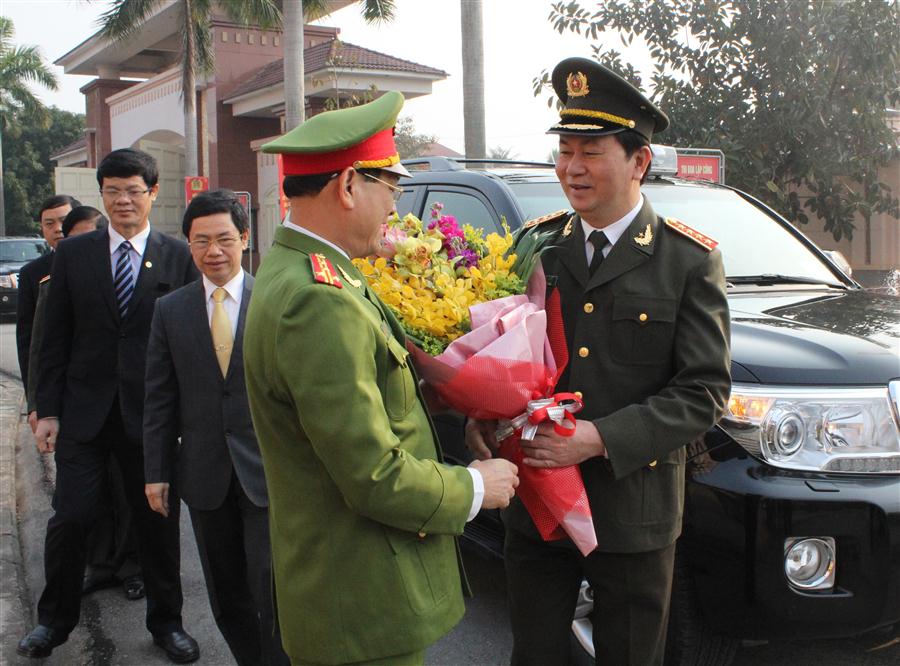 Đồng chí Đại tá Nguyễn Hữu Cầu- Uỷ viên BTV Tỉnh uỷ, Giám đốc Công an tỉnh tặng hoa đồng chí Bộ trưởng Trần  Đại Quang