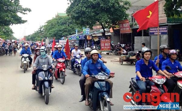 Các ban, ngành, đoàn thể huyện Tương Dương diễu hành tuyên truyền về chung tay phòng, chống nạn mua bán người