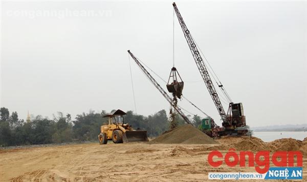 Bến tập kết cát trái phép tại xã Hưng Xuân (Hưng Nguyên) hoạt động trở lại
