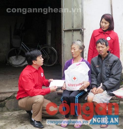 Cán bộ Hội Chữ thập đỏ tỉnh Nghệ An trao quà cho người nghèo