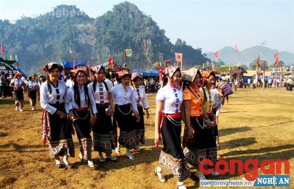 Lễ hội hang Bua (Quỳ Châu) thu hút nhiều người tham gia, đặc biệt là nam thanh, nữ tú