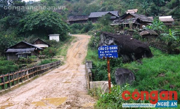 Cây cầu mang tên cô giáo Oanh bắc qua dòng suối cắt ngang bản Buộc Mú 2, xã Na Ngoi, huyện Kỳ Sơn