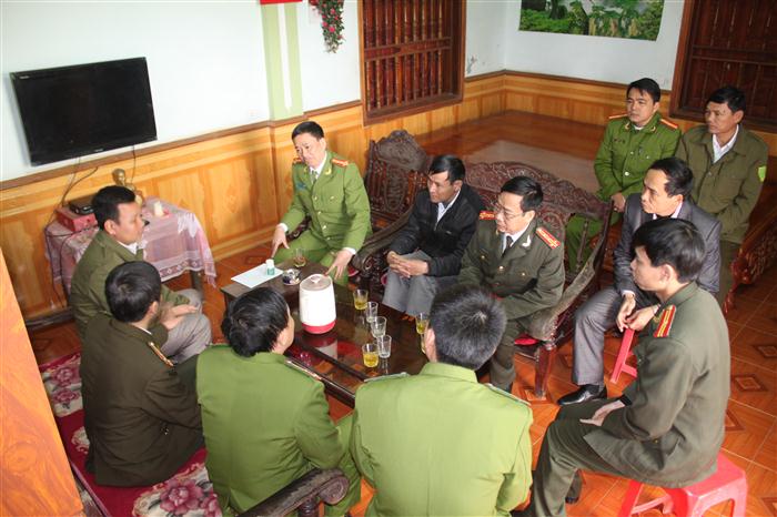  Đồng chí Đại tá Nguyễn Mạnh Hùng, Phó Giám đốc Công an tỉnh cùng đoàn công tác thăm hỏi tình hình sức khỏe đồng chí Thái Doãn Hiệu