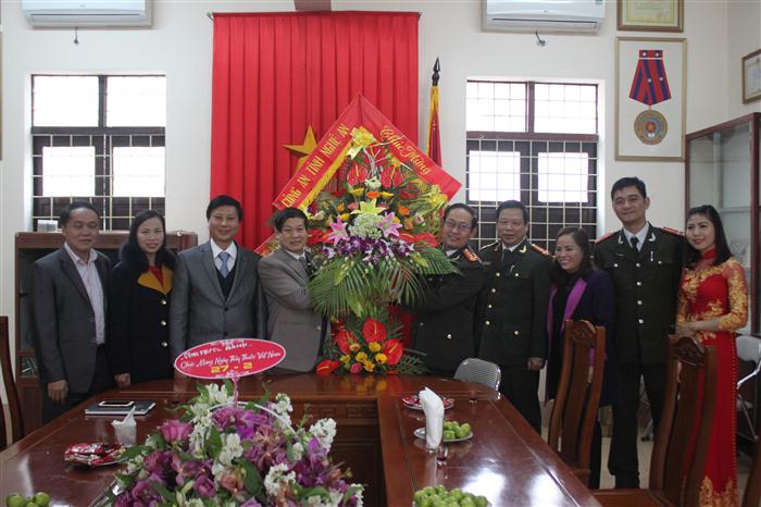 Đồng chí Đại tá Nguyễn Tiến Dần – Phó Giám đốc Công an tỉnh Nghệ An tặng hoa chúc mừng Bệnh viện y học cổ truyền Nghệ An