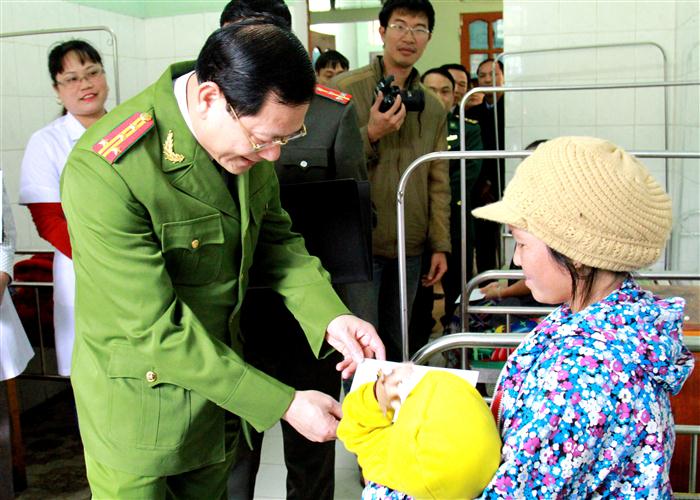 Đồng chí Đại tá Nguyễn Hữu Cầu, Giám đốc Công an tỉnh  trao quà cho bệnh nhân nghèo điều trị tại Bệnh viện đa khoa huyện Kỳ Sơn dịp Tết Bính Thân 2016