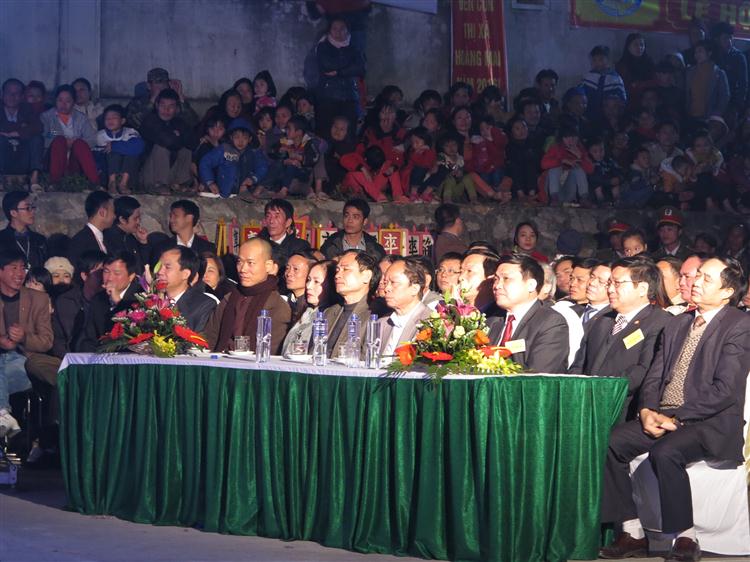 Các đại biểu và đông đảo người dân  tham dự lễ khai hội đền Cờn