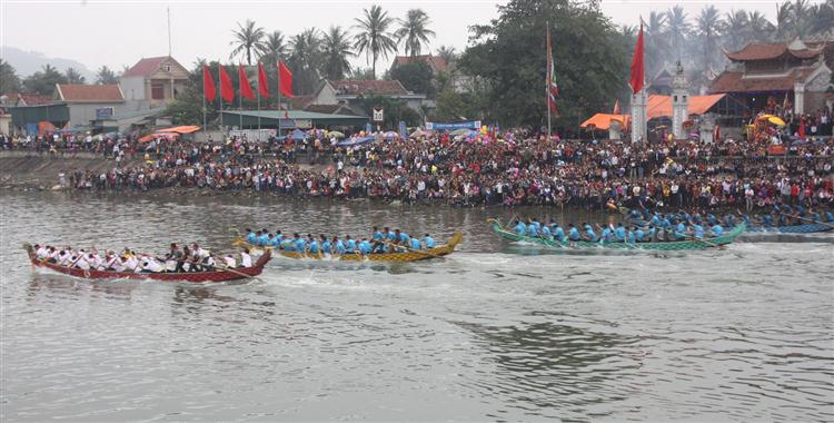 Đua thuyền, một trong những lễ hội được diễn ra hàng năm tại đền Cờn