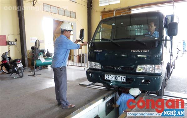 Kiểm tra ATKT xe ôtô tại Trung tâm Đăng kiểm xe cơ giới tỉnh Nghệ An
