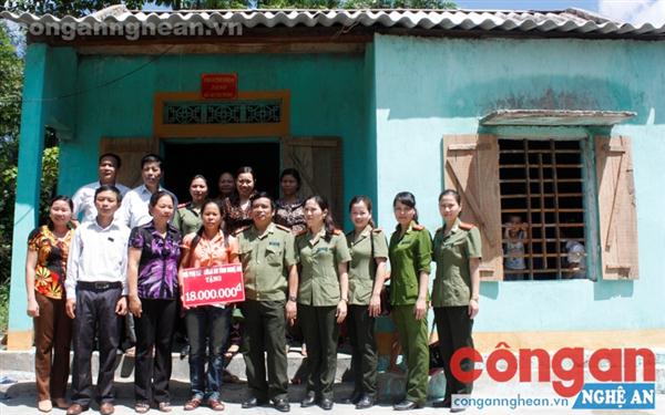  Hội Phụ nữ Công an tỉnh trao nhà tình nghĩa cho hội viên nghèo tại xã Châu Cường, huyện Quỳ Hợp