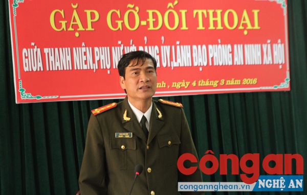 Đồng chí Đại tá Phan Đình Sửu trưởng phòng an ninh xã hội giải đáp những vấn đề được CBCS đưa ra tai buổi đối thoại