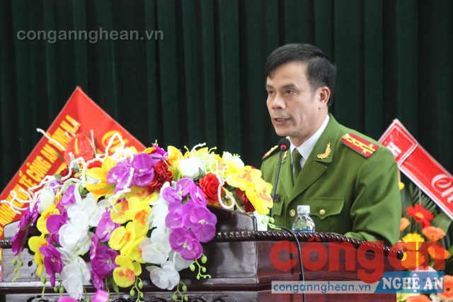 Đồng chí Đại tá Trần Ngọc Tú - Trưởng Công an TP Vinh lên báo cáo kết quả