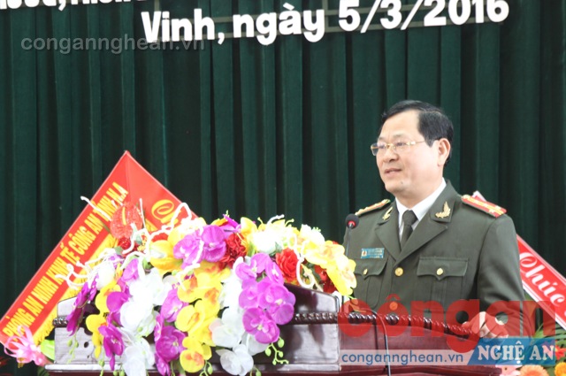 Đồng chí Đại tá Nguyễn Hữu Cầu - Ủy viên BTV tỉnh ủy, Bí thư Đảng ủy, Giám đốc Công an tỉnh lên phát biểu tại buổi lễ