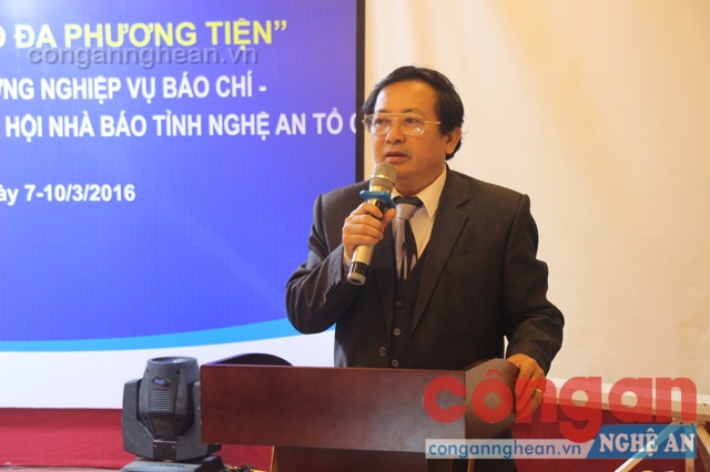 Đồng chí Trần Duy Ngoãn -  Chủ tịch Hội Nhà báo Nghệ An lên phát biểu tại khóa học