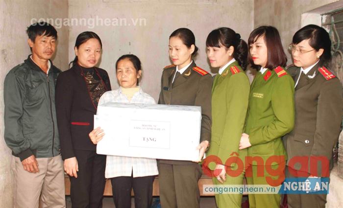 BCH Hội Phụ nữ Công an tỉnh tặng quà Tết cho một gia đình có hoàn cảnh khó khăn                tại xã Nam Trung, huyện Nam Đàn
