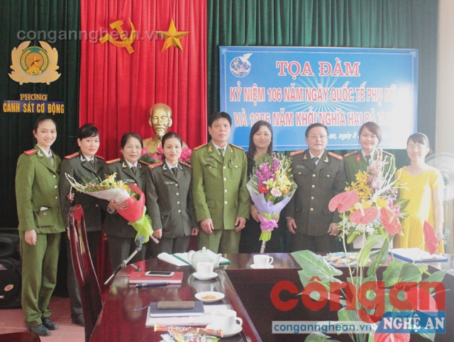 Đại diện lãnh đạo Phòng Cảnh sát cơ động và Báo Công an Nghệ An tặng hoa chức mừng Hội phụ nữ 2 đơn vị