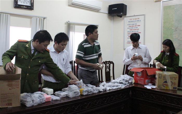 Phòng Cảnh sát Kinh tế kiểm tra lô hàng lậu bị bắt giữ