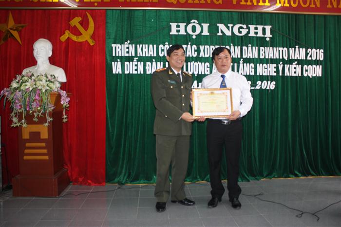 Đồng chí Đại tá Lê Khăc Thuyết, PGĐ Công an tỉnh trao Giấy khen của Giám đốc CANA cho Chi nhánh lưới điện cáo thế Nghệ An năm 2015