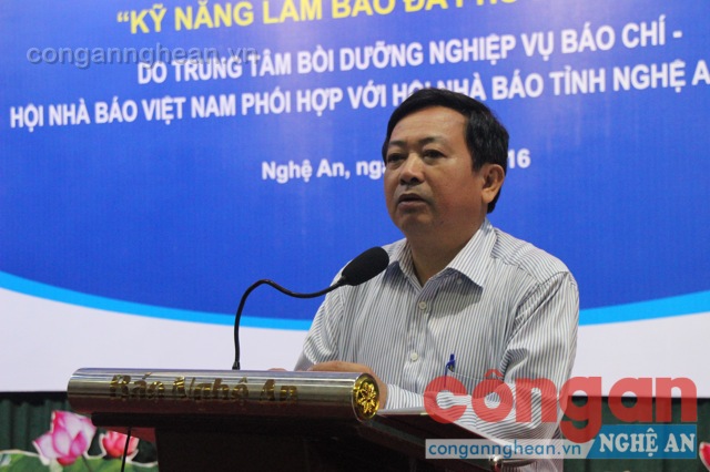 Ông Nguyễn Duy Ngoãn - Chủ tịch hội nhà báo Nghệ An phát biểu tại buổi bế giảng