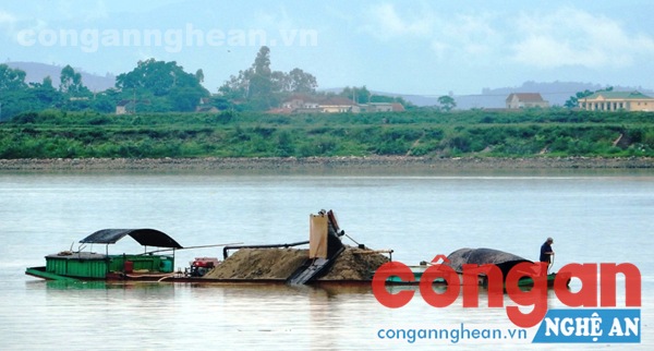  Tàu chở cát quá tải trọng trên sông Lam, đoạn qua huyện Hưng Nguyên