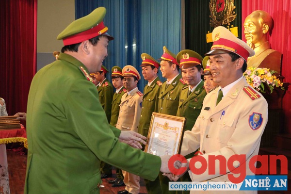 Đại tá Bùi Đình Quang, Phó giám đốc Công an Hà Tĩnh trao Bằng khen cho các cá nhân đạt thành tích xuất sắc