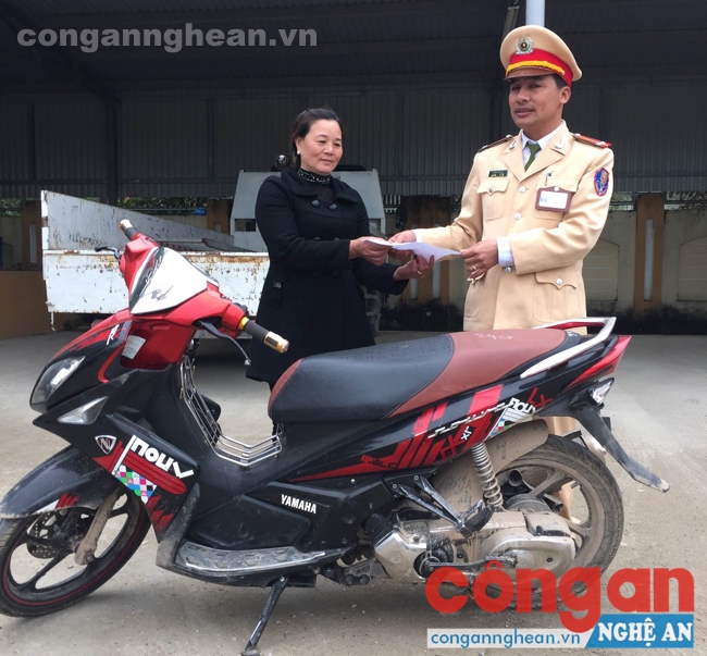 Đội CSGT Công an Thành phố Vinh trao trả xe cho chị Thái Thị Hồng