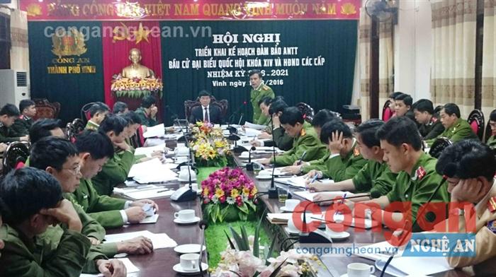 Đại tá Trần Ngọc Tú, Trưởng công an TP Vinh triển khai  các phương án, phân công nhiệm vụ cho các tổ đội  nghiệp vụ và công an các phường xã trong công tác bảo vệ 