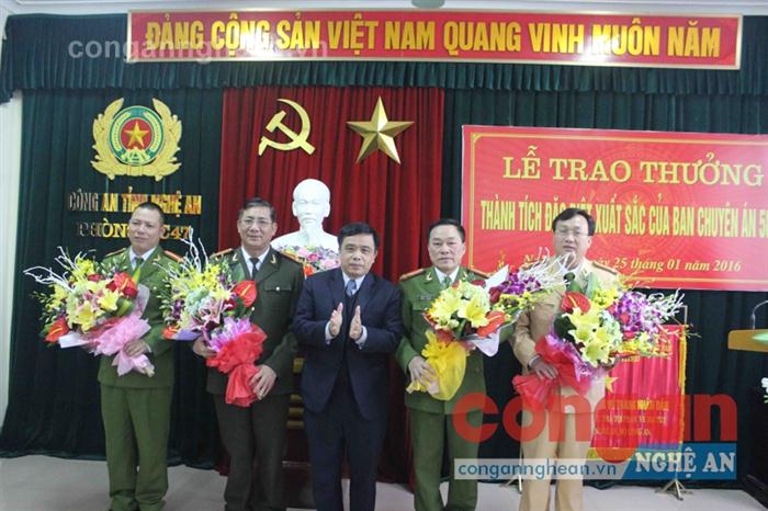 Đồng chí Huỳnh Thanh Điền, Phó Chủ tịch UBND tỉnh                                                                  trao thưởng cho các đơn vị lập công xuất sắc