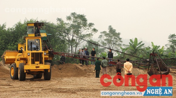Đoàn kiểm tra liên ngành chỉ đạo tháo dỡ cần cẩu cát tại Hợp tác xã Hưng Thủy, phường Bến Thủy, TP Vinh