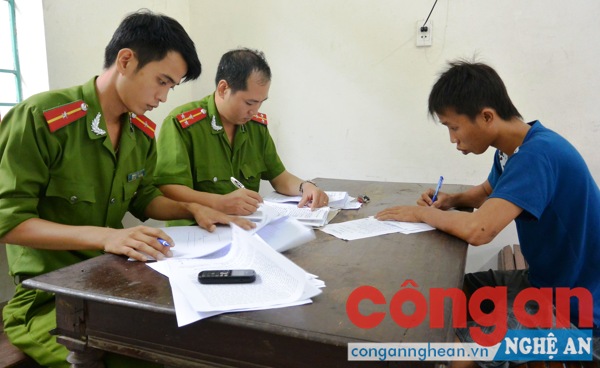 Cán bộ Công an huyện Nghi Lộc lấy lời khai của đối tượng hiếp dâm