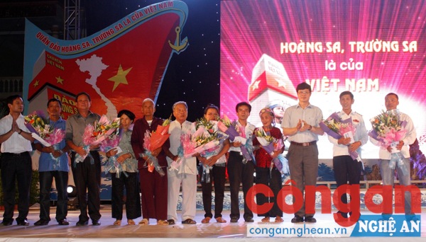 Đại diện lãnh đạo tỉnh Nghệ An tặng quà, động viên 8 gia đình thân nhân liệt sỹ trong trận Hải chiến Gạc Ma