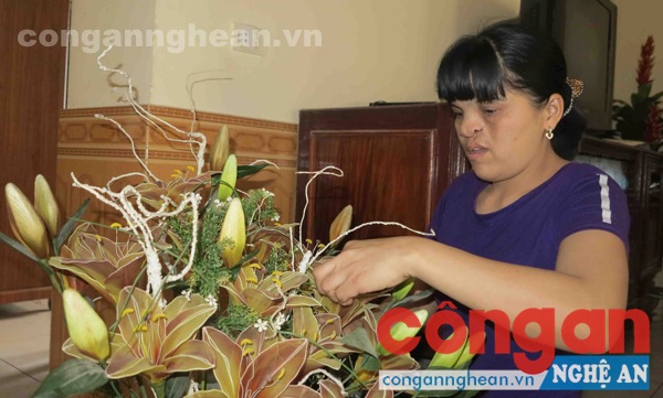Ngoài chăm sóc chồng, chị Yến làm thêm nghề hoa lụa để trang trải cuộc sống