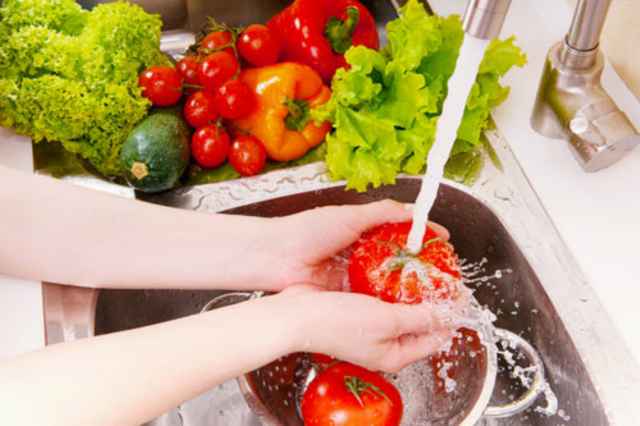 Rửa rau dưới vòi nước chảy hiệu quả hơn